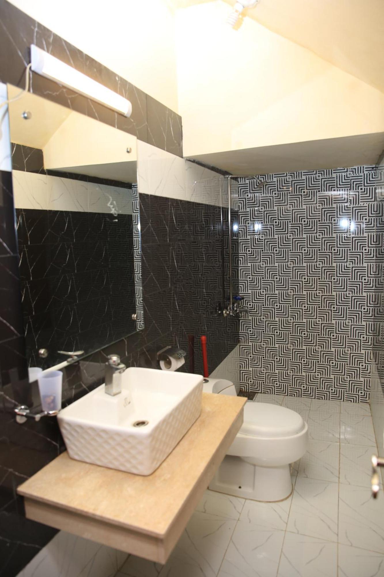 Orbit Residency F-7 Hotel Islamabad Bagian luar foto