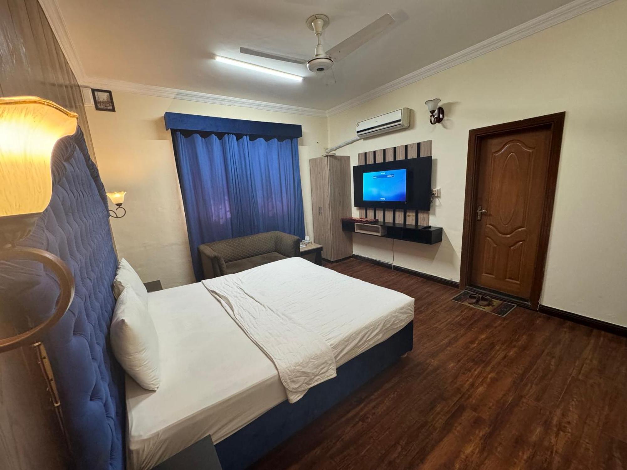 Orbit Residency F-7 Hotel Islamabad Bagian luar foto